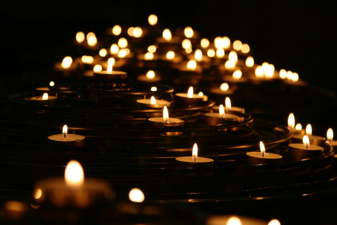 Créer une ambiance chaleureuse dans votre pièce avec les couleurs et la lumière des lampes