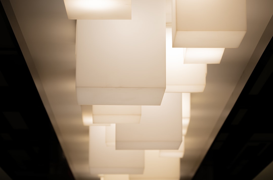 Lampe murale en textile et bois