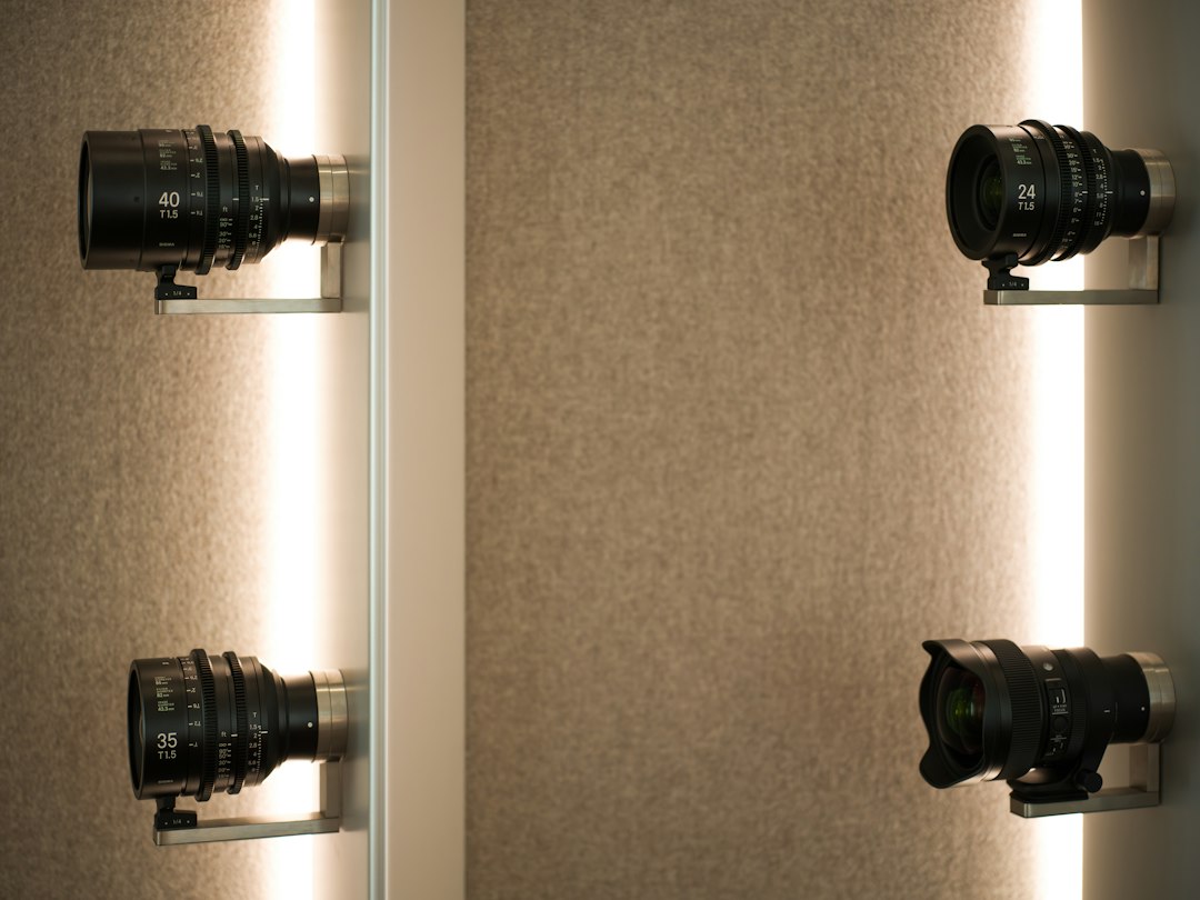 Photo fluted track lighting makeup station